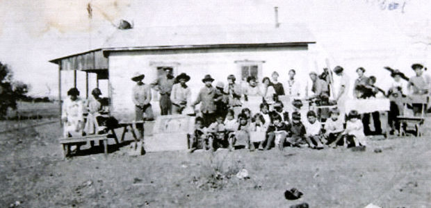 Lochiel schoolhouse